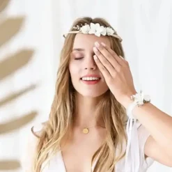 Corsage poignet de fleurs blanches