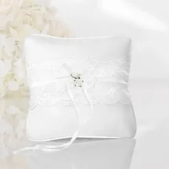 Coussin porte alliances blanc avec dentelle et roses blanche