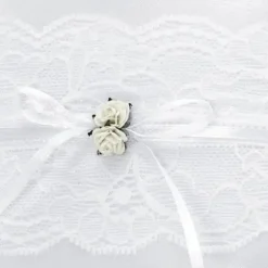 Coussin porte alliances blanc avec dentelle et roses blanche
