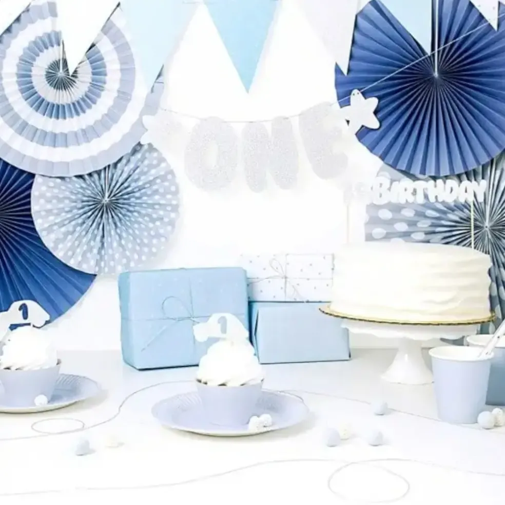 Guirlande en papier bleu avec motifs
