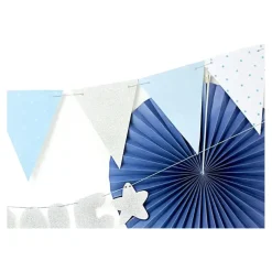 Guirlande en papier bleu avec motifs