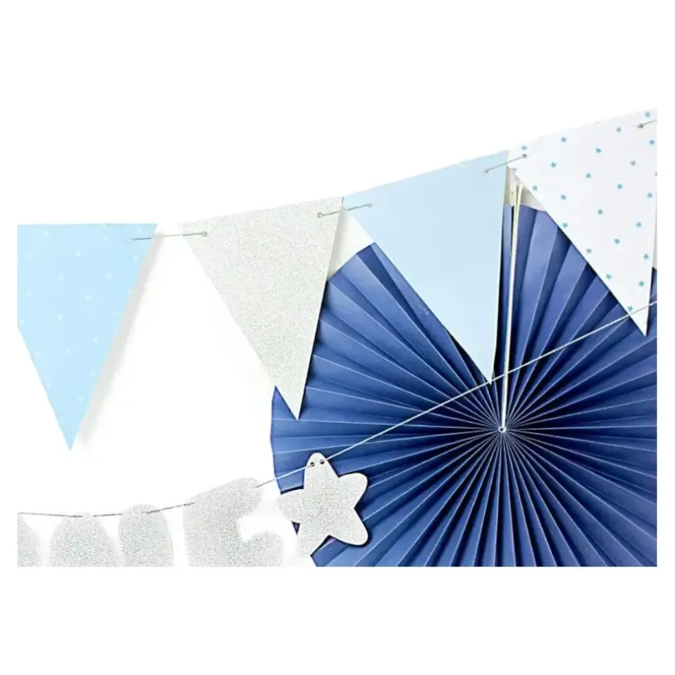 Guirlande en papier bleu avec motifs