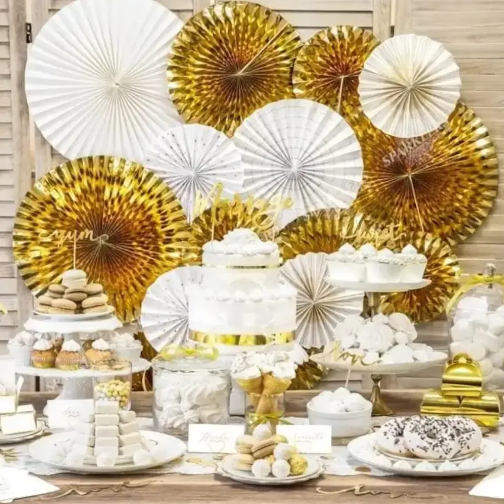 Rosaces décoratives blanches avec motifs dorés (4 pièces)