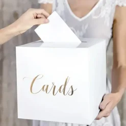 Urne blanche en papier avec inscription "Cards" en or